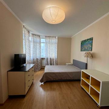 Феодосійська вул., 1