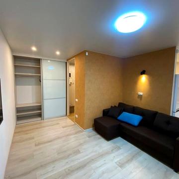 Набережна Перемоги вул., 42