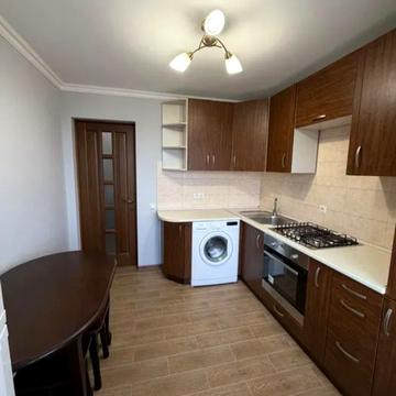 Героїв Крут бульв. (Героїв Сталінграду), 22