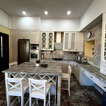 Леся Курбаса вул., 5