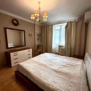 Миколи Амосова вул., 4