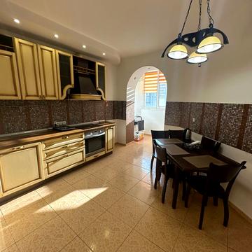 Салютна вул., 1-Б