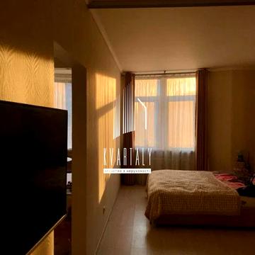 Анни Ахматової вул., 22