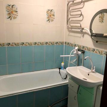 Космонавтів вул., 73