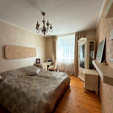 Хотинська вул., 12