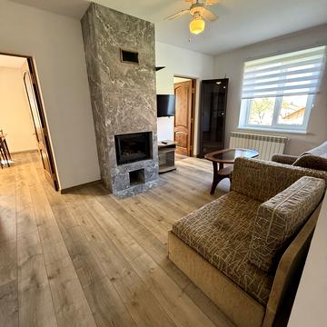 Богдана Хмельницького вул., 11