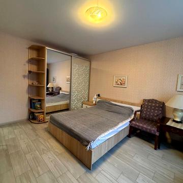 Радистів вул., 30