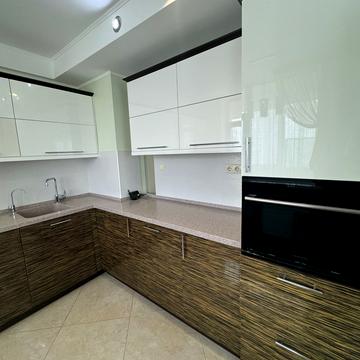 Дніпровська набережна вул., 26