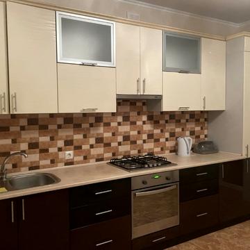 Академіка Ющенка вул., 10