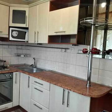 Салютна вул., 8