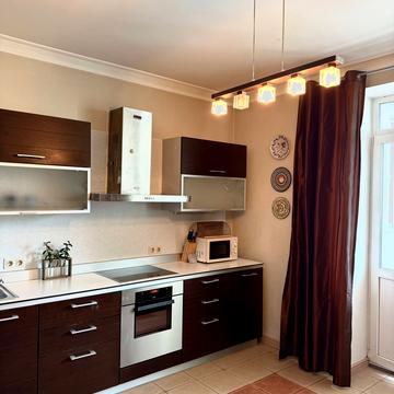 Миколи Амосова вул., 4