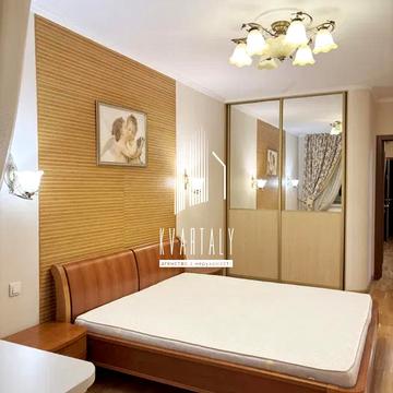 Анни Ахматової вул., 13