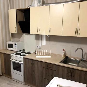 Анни Ахматової вул., 15