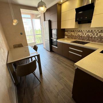 Набережна Перемоги вул., 42