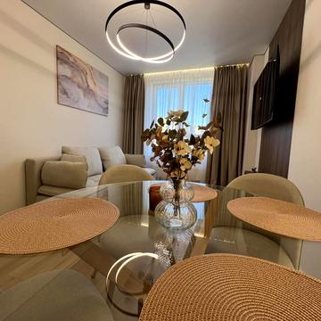 Угорська вул., 12