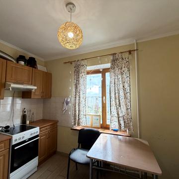 Прирічна вул., 37