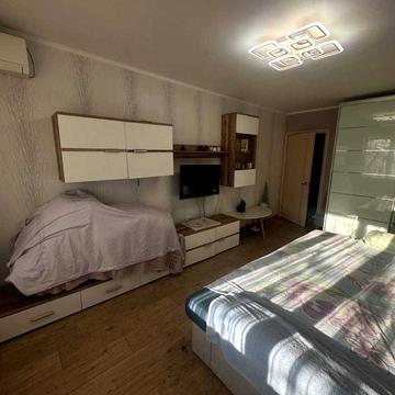 Героїв України просп. (Героїв Сталінграду), 15