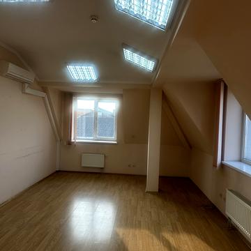 Академіка Євгена Лазаренка вул., 1