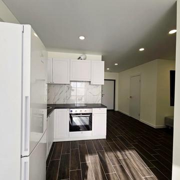 Олега Мудрака вул. (Генерала Наумова), 1-Б