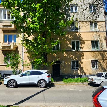 Скісна вул., 4