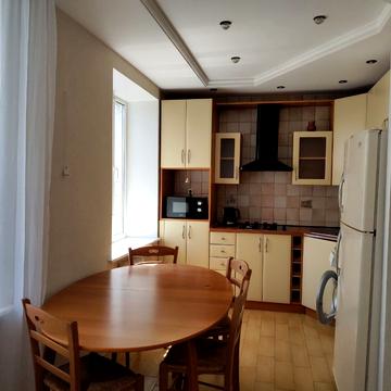 Будівельників вул., 1