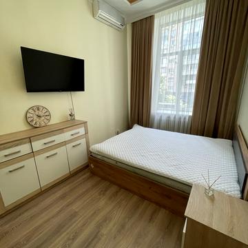 Велика Васильківська вул. (Червоноармійська), 81