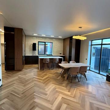 Центральна вул.