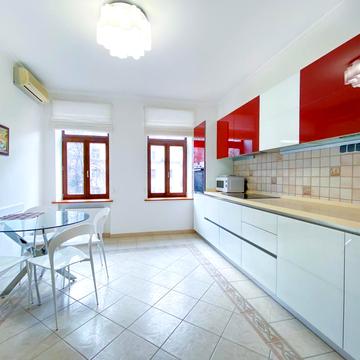 Богдана Хмельницького вул., 80