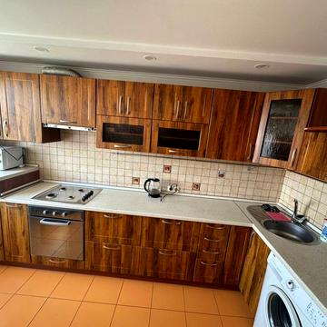 Небесної Сотні просп. (Маршала Жукова), 18