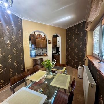 Камянецька вул., 12