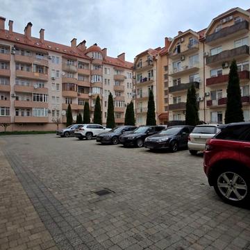 Олександра Хіри вул., 9