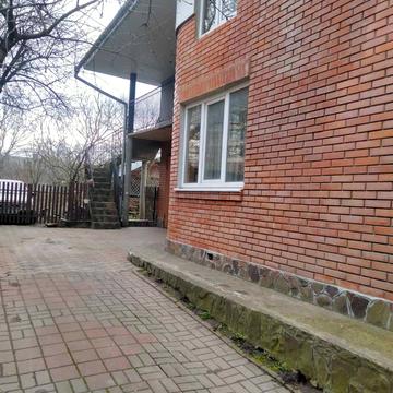 Кобилянської вул., 16