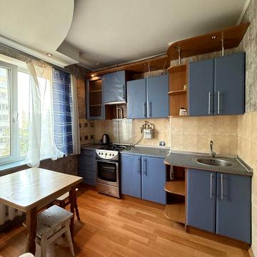 Академіка Корольова вул., 18