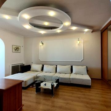 Анни Ахматової вул., 13-Б