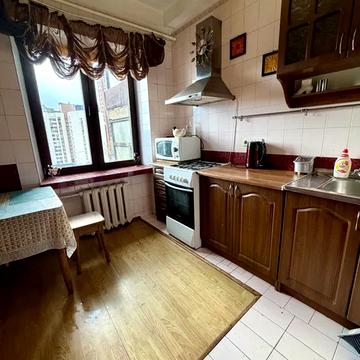 Велика Васильківська вул. (Червоноармійська), 114