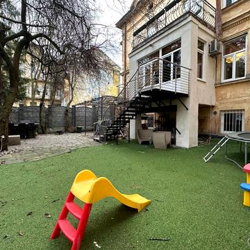 Кирила і Мефодія вул., 25