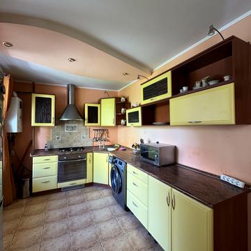 Михайла Грушевського вул., 64