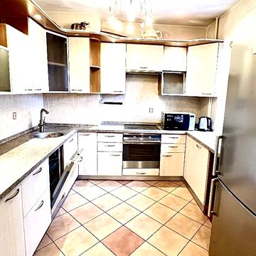 Академіка Корольова вул., 74а