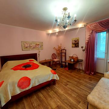 Тополина вул., 18