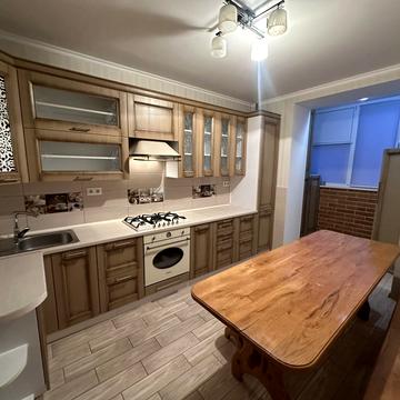 Хотинська вул., 12