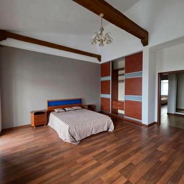 Будівельників вул., 30