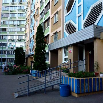 Драгоманова вул., 12