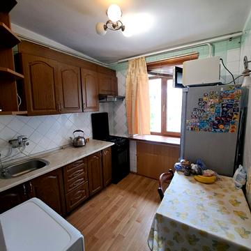 Михайла Комарова вул., 10/4