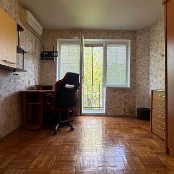 Космонавтів вул., 52
