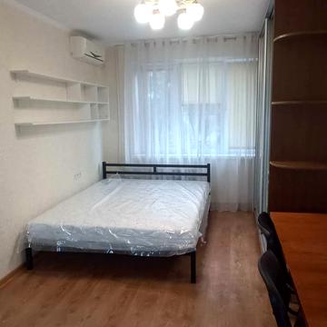 Володимира Антоновича вул. (Свердлова), 10
