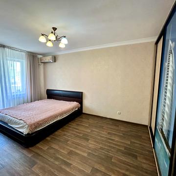 Академіка Сахарова вул., 44