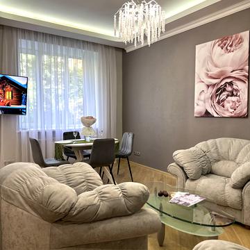 Трьохсвятительська вул., 9