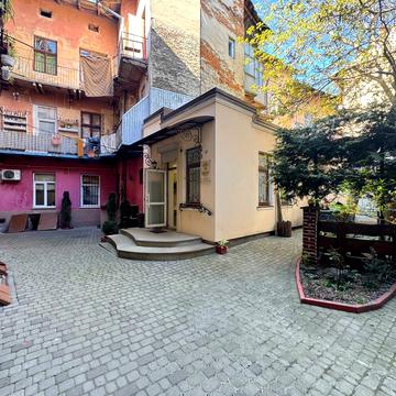 Залізнична вул., 4