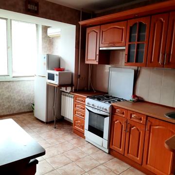 Космонавтів вул., 50