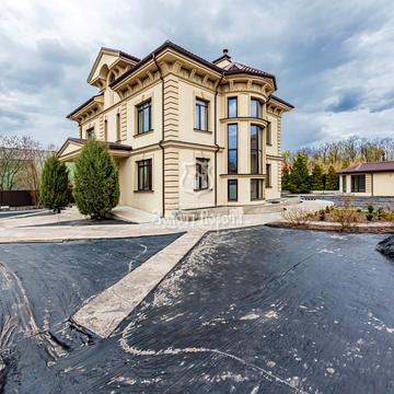 Південно-Українська, 16